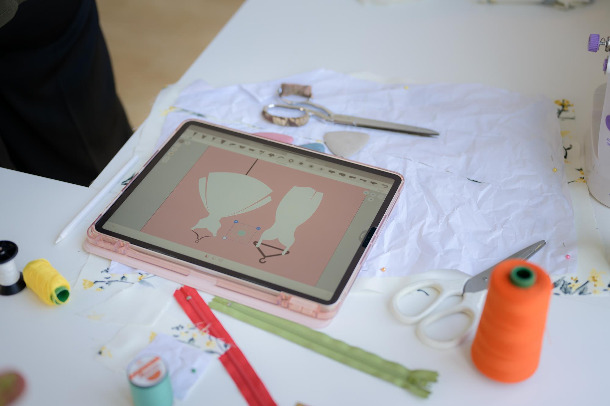 Laboratorio di atelier con strumenti da ricamo